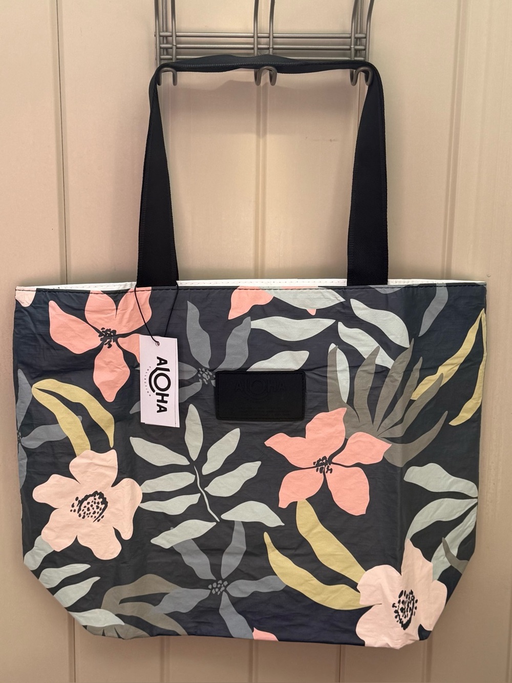 NWT ALOHA Collection Flora - Eve Day Tripper Tote